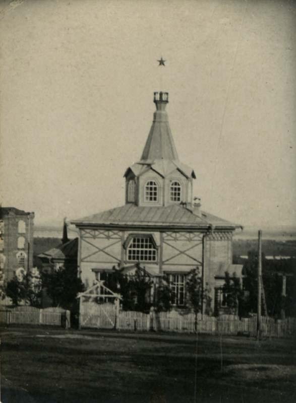 1920-е. Источник: oldsaratov.ru/photo/gubernia/41713, архивная фотография. Церковь Вознесения Господня при Саратовской мануфактуре, Красный Текстильщик (Гагаринский район, Саратовская область)