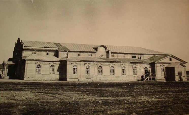 Церковь Покрова Пресвятой Богородицы (старая), Клинцовка (Пугачёвский район, Саратовская область). архивная фотография, Церковь в бытность домом культуры, источник: pravpokrov.ru/Temples/Index/1553