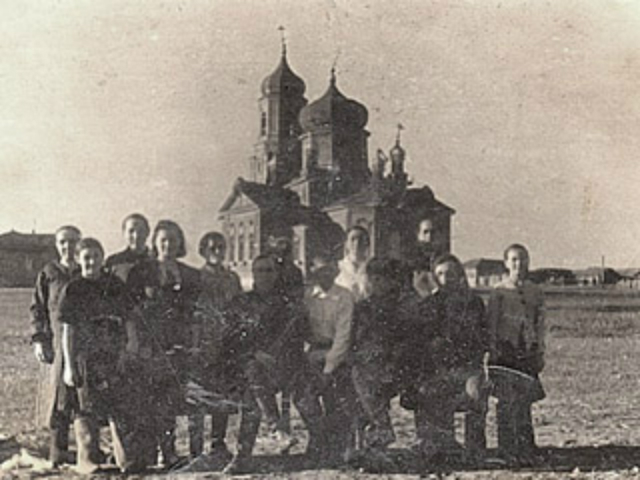 Церковь Покрова Пресвятой Богородицы, Большая Таволожка (Пугачёвский район, Саратовская область). архивная фотография, Фото сер. 20 в. из коллекции А. Попова, источник: saratovregion.ucoz.ru/region/pugachevskiy/bolshaja_tavolozhka