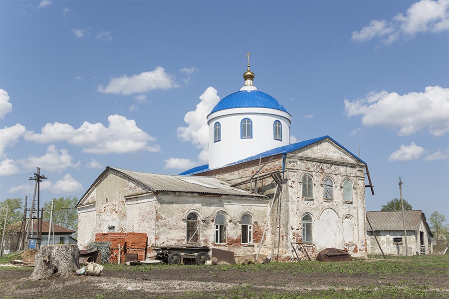 Ачадово. Церковь Покрова Пресвятой Богородицы (тёплая). общий вид в ландшафте