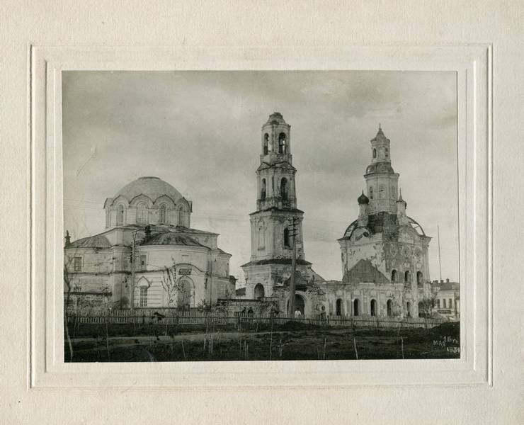 Так выглядели оба храма перед их сносом. Фотография датирована 16 мая 1931 г., архивная фотография. Петропавловский мужской монастырь. Собор Петра и Павла, Саранск (Саранск, город, Республика Мордовия)