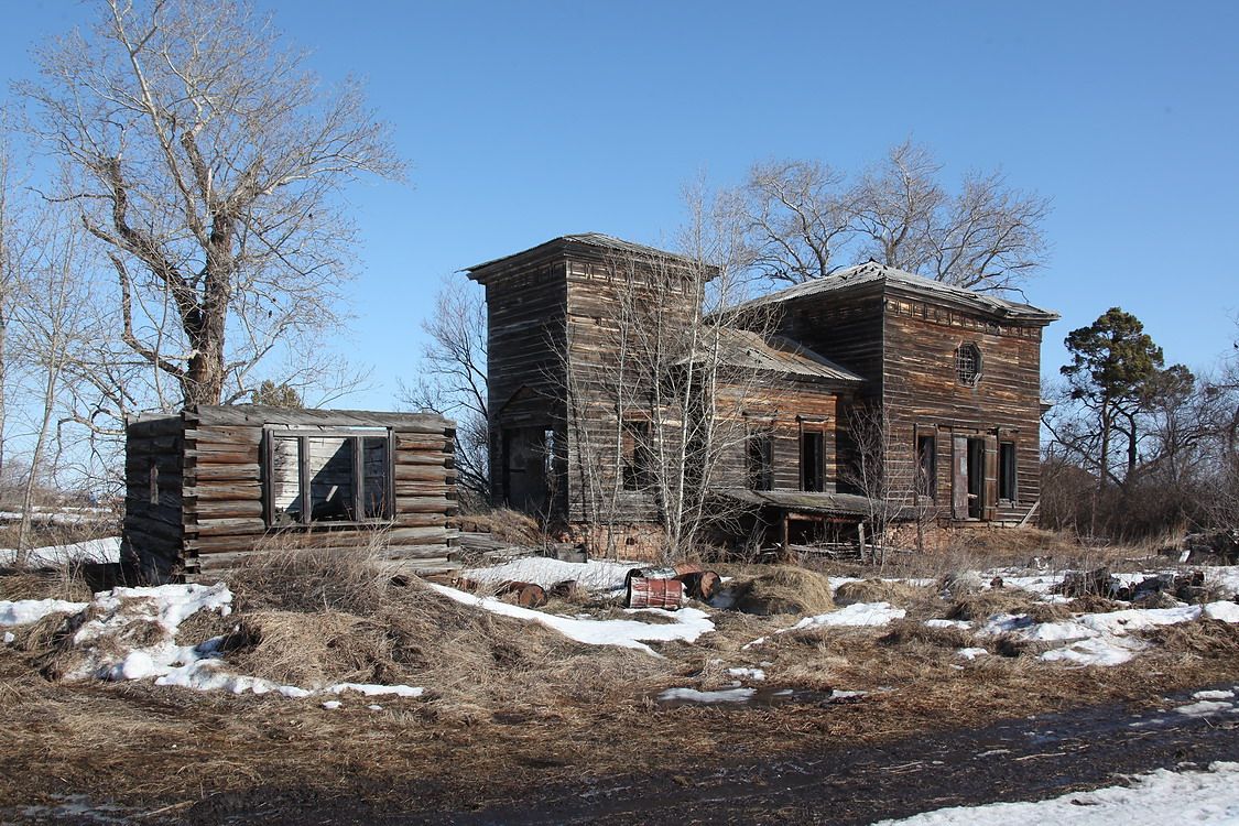 Церковь Петра и Павла, Чапаева (Толстопятова) (Каргапольский район, Курганская область). фасады, Вид с юго-запада, слева - видимо, бывшая церковная сторожка