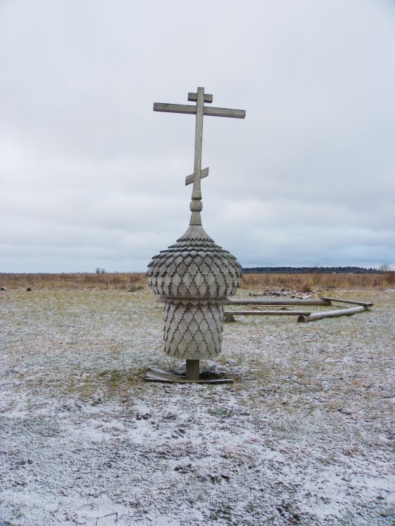 Церковь Феодора Стратилата, Малое Забородье (Ломоносовский район, Ленинградская область). дополнительная информация, Одна из главок всё ещё лежит на земле
