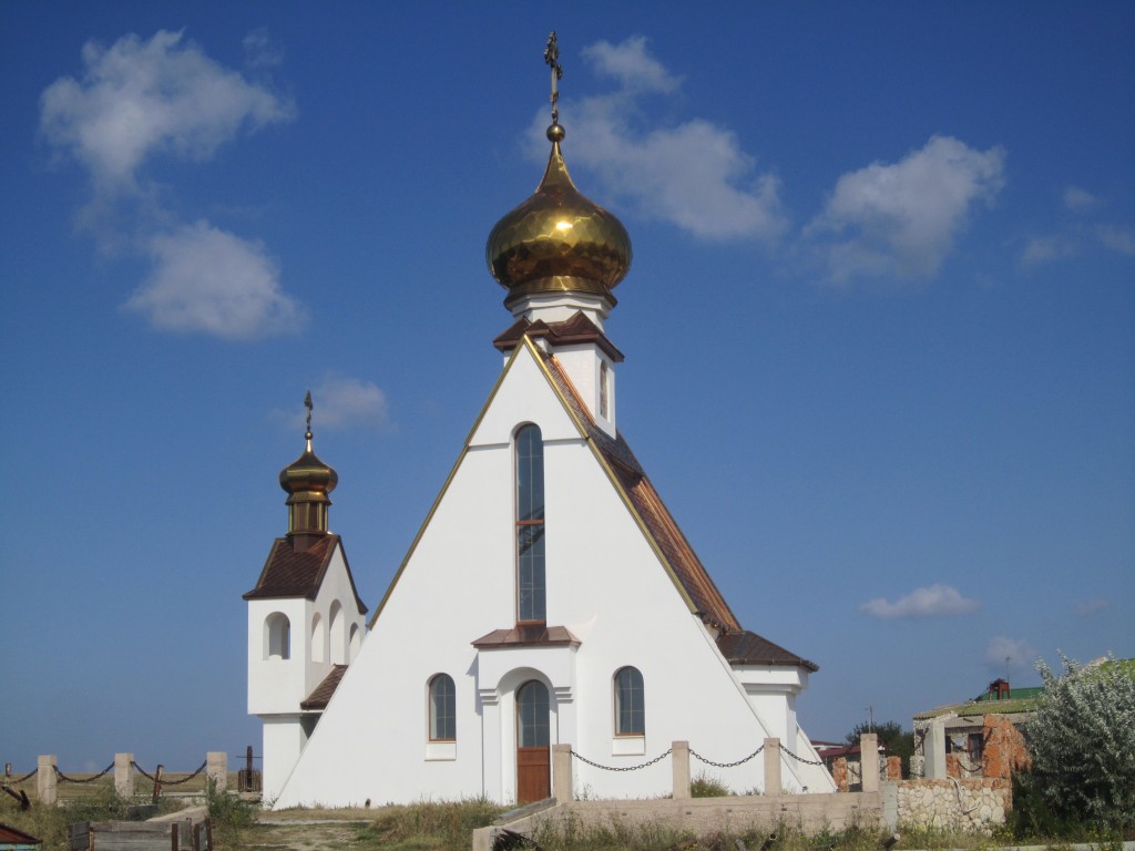 Часовня Николая Чудотворца на Большом Атлеше, Оленевка (Черноморский район, Республика Крым). документальные фотографии, Храм не действует,внутри идёт роспись  интерьера