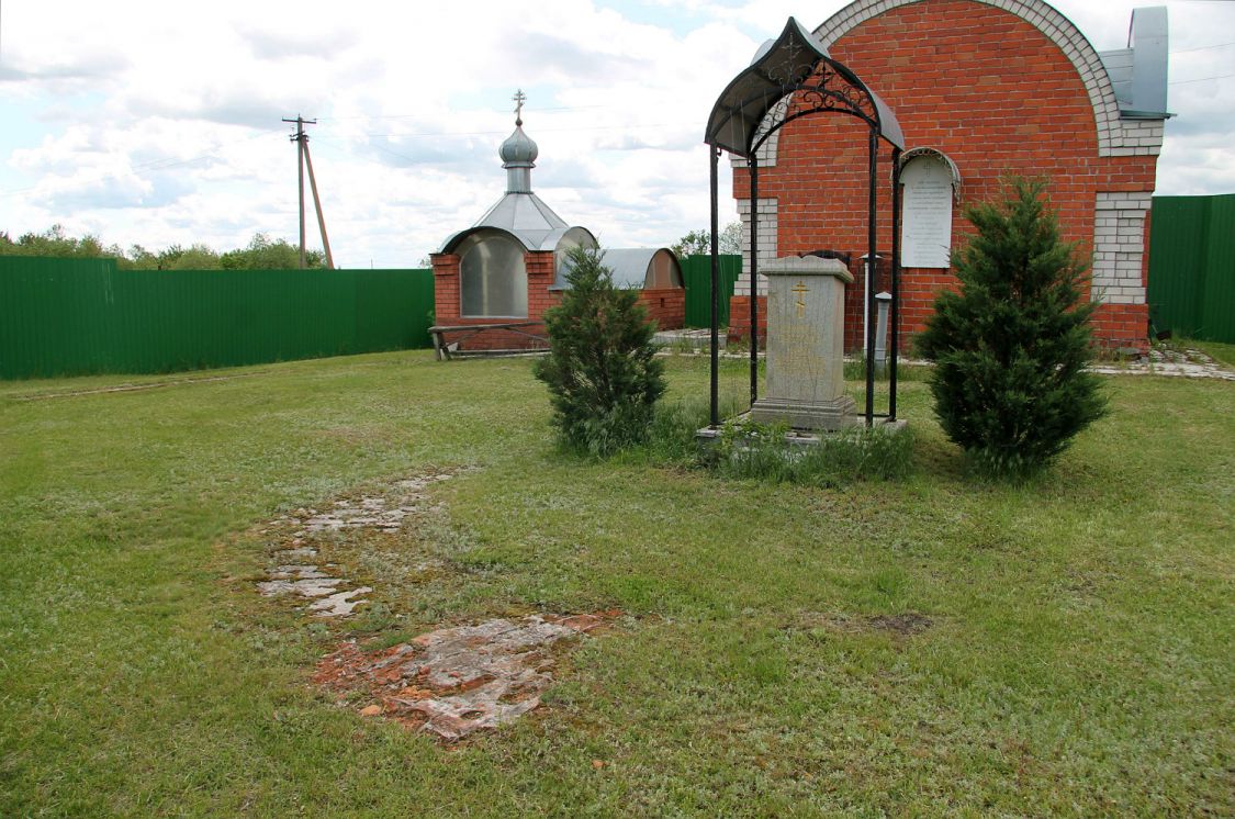Церковь Вознесения Господня (старая), Битюг-Матрёновка (Эртильский район, Воронежская область). фасады, Ещё видны остатки фундамента храма