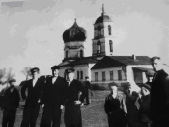 Церковь Трёх Святителей Московских, Забалуйка (Инзенский район, Ульяновская область). архивная фотография, Фото 1940-х гг., до перестройки в ДК. Источник: barysh-eparhia.ru/prihod.php?id=74