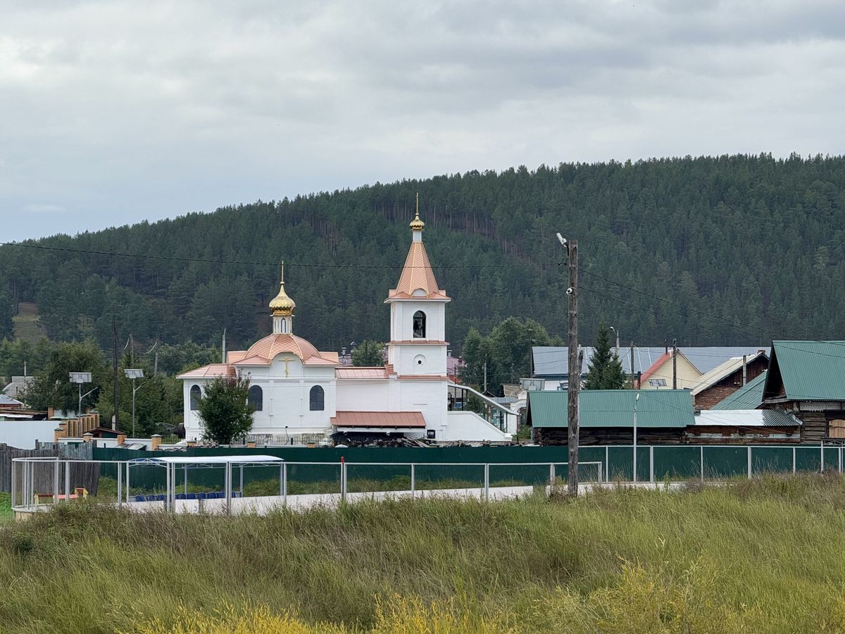 Вид с севера с моста через Куйтунку, общий вид в ландшафте. Церковь Воздвижения Креста Господня, Тарбагатай (Тарбагатайский район, Республика Бурятия)