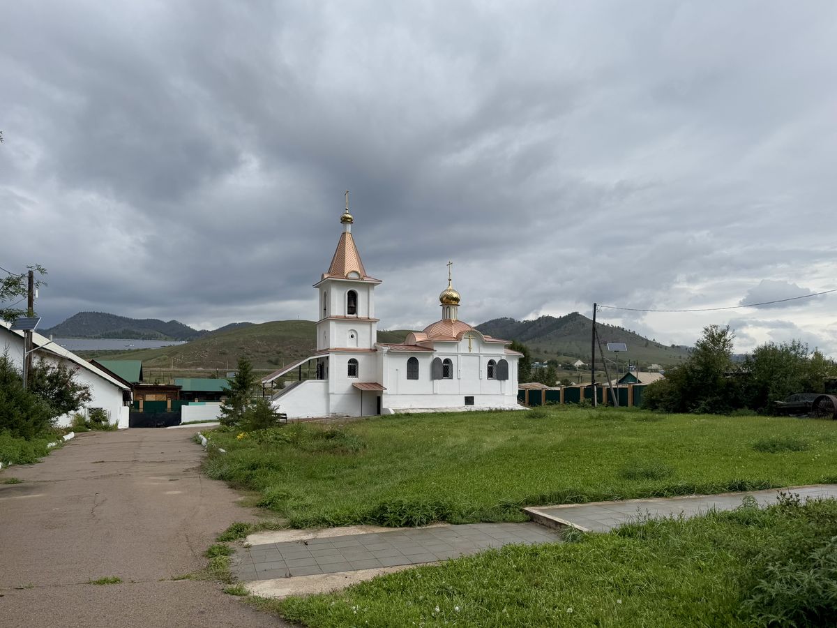 Вид с юго-запада, общий вид в ландшафте. Церковь Воздвижения Креста Господня, Тарбагатай (Тарбагатайский район, Республика Бурятия)