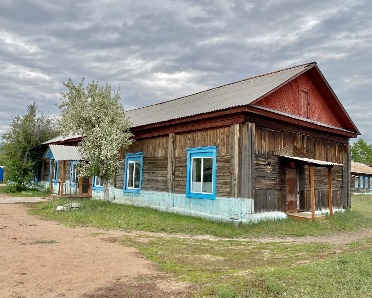 Церковь Николая Чудотворца (старая), Тарбагатай (Тарбагатайский район, Республика Бурятия). фасады, Здание храма (сейчас медицинское учреждение) 