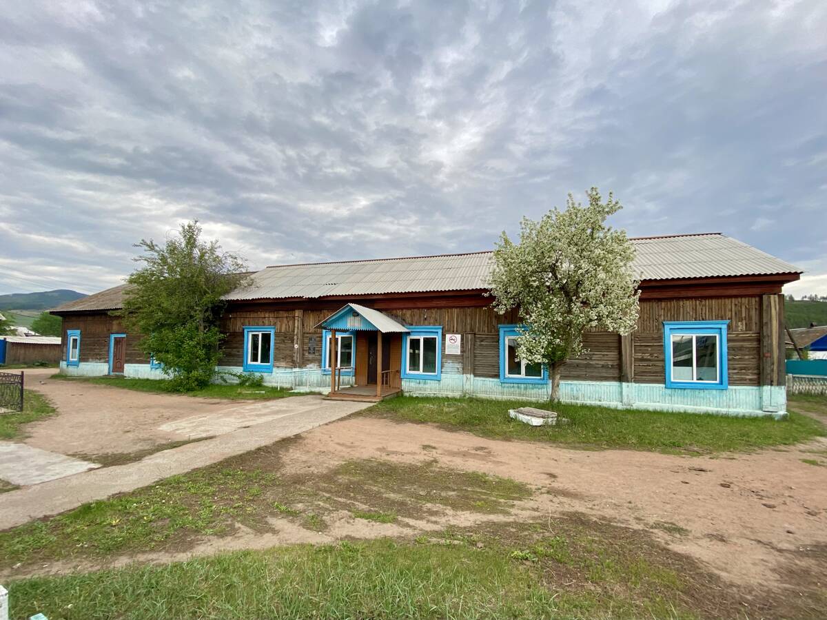Церковь Николая Чудотворца (старая), Тарбагатай (Тарбагатайский район, Республика Бурятия). фасады, Здание церкви слева. Правая часть более поздний пристрой