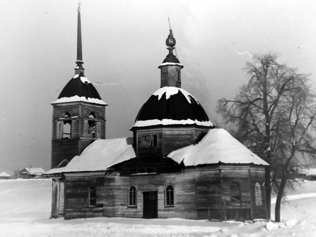 Так выглядела церковь в 1978 г., архивная фотография. Церковь Усекновения главы Иоанна Предтечи, Комаровка (Кузнецкий район и г. Кузнецк, Пензенская область)