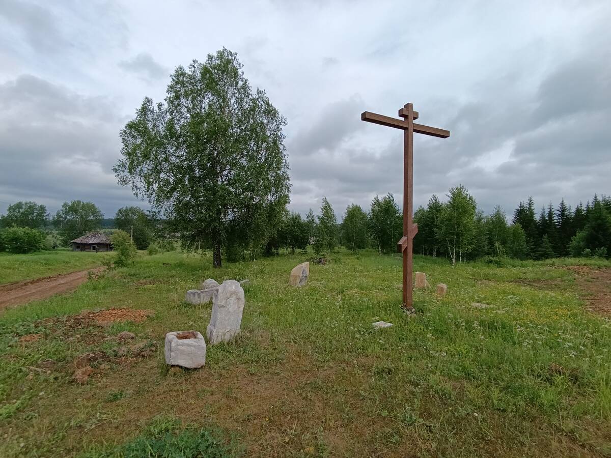 Церковь Воздвижения Креста Господня, Промысла (Горнозаводской район, Пермский край). дополнительная информация, Памятный крест и остатки надгробий на предположительном месте храма