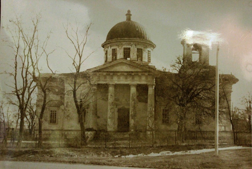 Церковь Троицы Живоначальной, Гельмязов (Золотоношский район, Украина, Черкасская область). архивная фотография, Частная коллекция. Фото 1982 г.