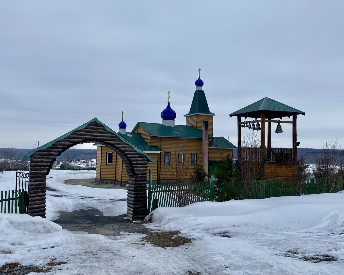 Церковь Троицы Живоначальной (новая), Зарубино (Топкинский район, Кемеровская область). дополнительная информация, Вид с автостоянки