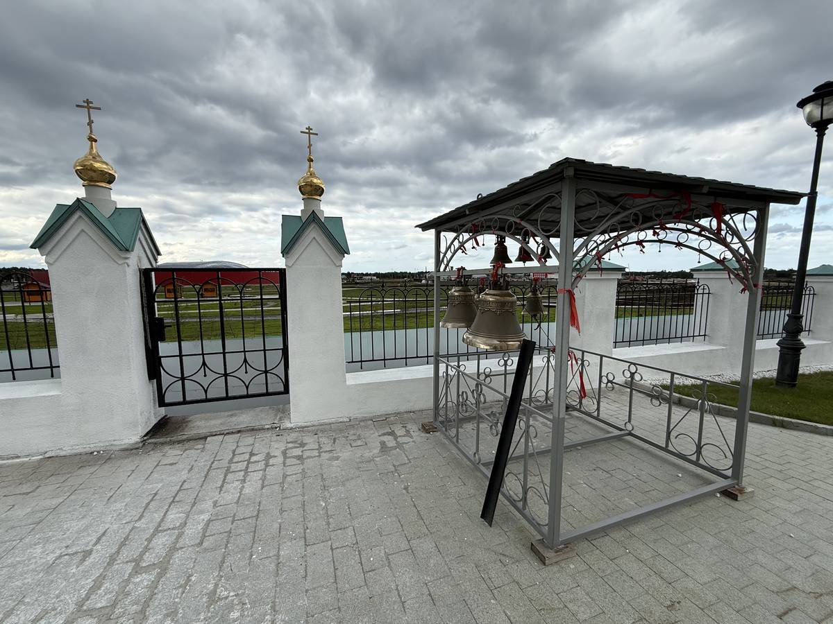 Церковь Татианы, Когалым (Когалым, город, Ханты-Мансийский автономный округ). архитектурные детали, Звонница и фрагмент ограды с куполами