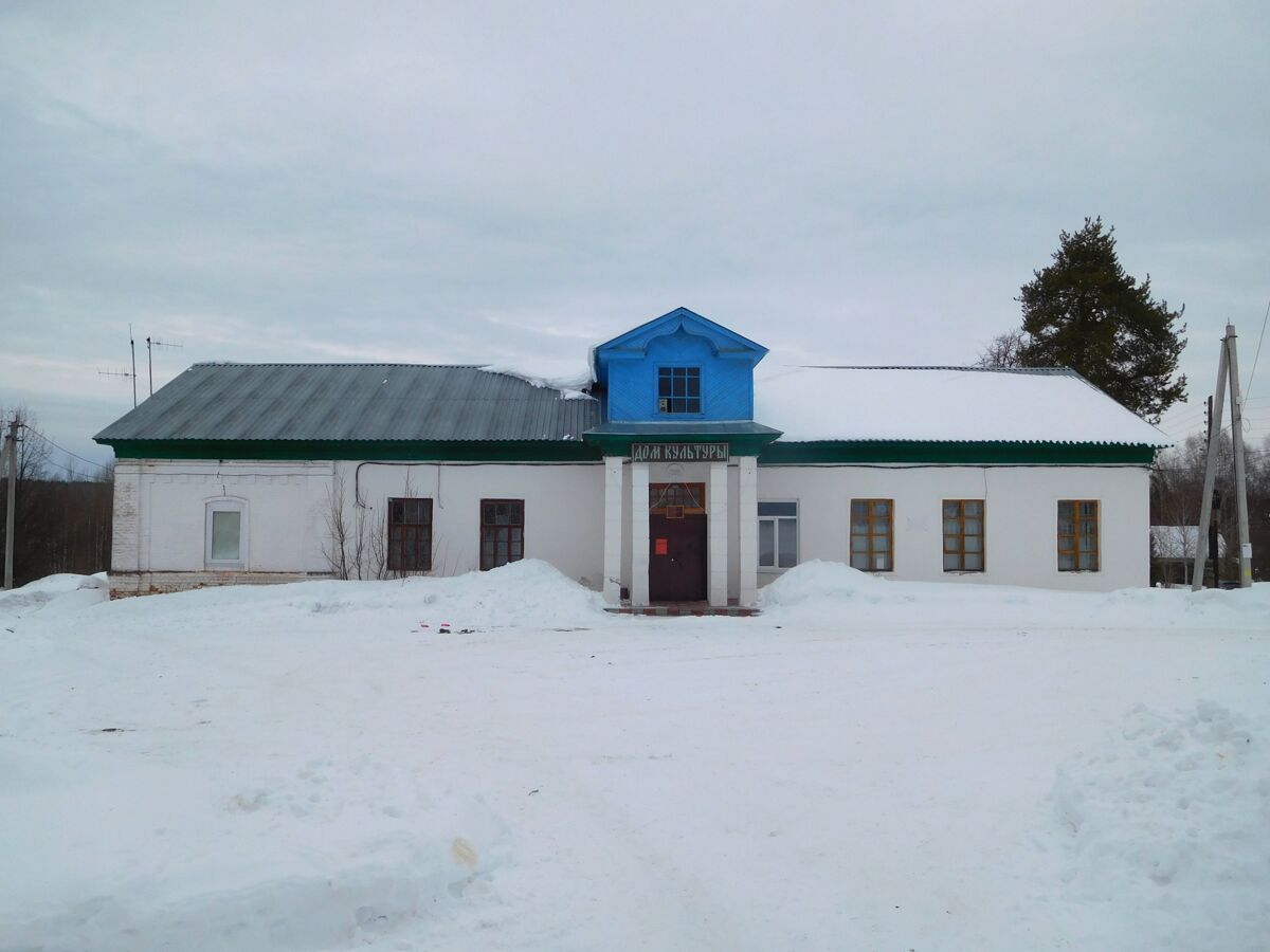 Церковь Иоанна Предтечи, Соломаты (Чкаловск, город, Нижегородская область). дополнительная информация, Современный дом культуры, построенный в 1951 г. на месте снесенной церкви. Слева видна оставшаяся часть колокольни, встроенная в здание клуба.