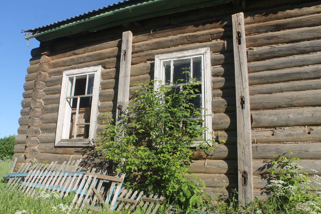 Церковь Николая Чудотворца (старая), Курья (Красногорский район, Республика Удмуртия). архитектурные детали, Единственное сохранившееся окно
