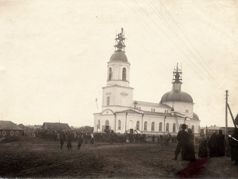 Церковь Сретения Господня (старая), Бердск (Бердск, город, Новосибирская область). архивная фотография, Поднятие крестов. Фото с сайта старинныехрамы.рф
