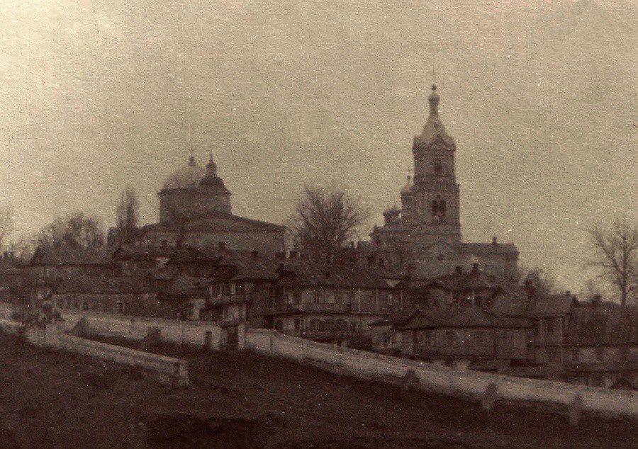 Борисовская Тихвинская пустынь. Церковь Тихвинской иконы Божией Матери (старая), Борисовка (Борисовский район, Белгородская область). архивная фотография, Церковь слева. Частная коллекция. Фото 1910-х годов