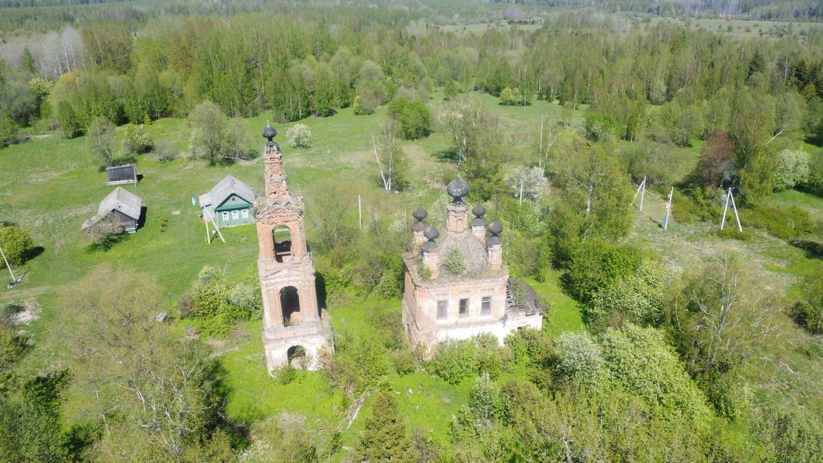 общий вид в ландшафте. Церковь Преображения Господня, Спасское (Судиславский район, Костромская область)