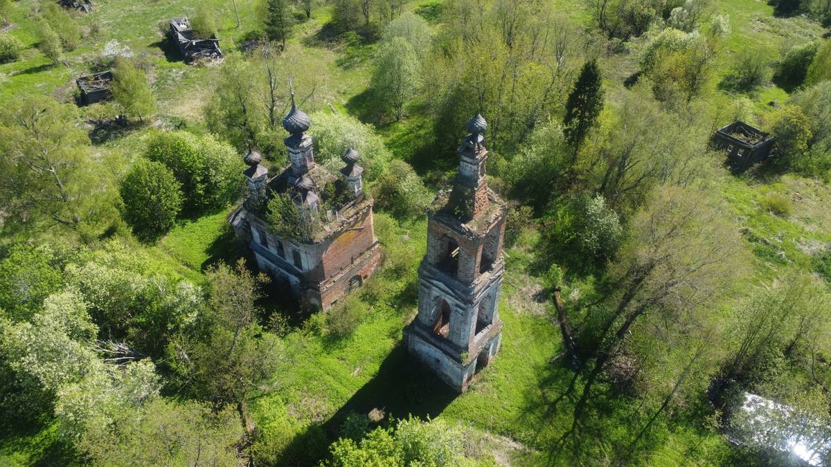 общий вид в ландшафте. Церковь Преображения Господня, Спасское (Судиславский район, Костромская область)