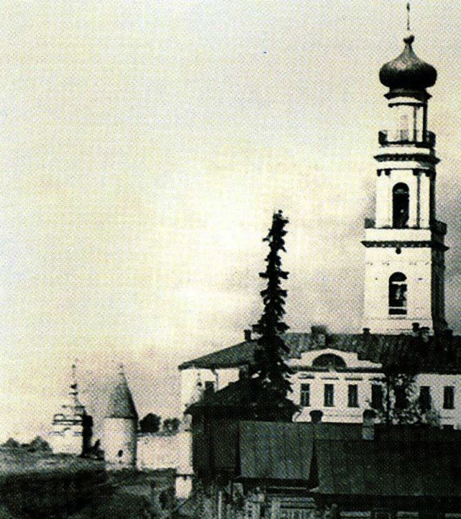 Кизический Введенский монастырь. Часовня в память о спасении цесаревича Николая при покушении в Оцу, Московский район (Казань, город, Республика Татарстан). архивная фотография, Часовня  слева ограды Кизического монастыря. Фото нач.XX в.с сайта 