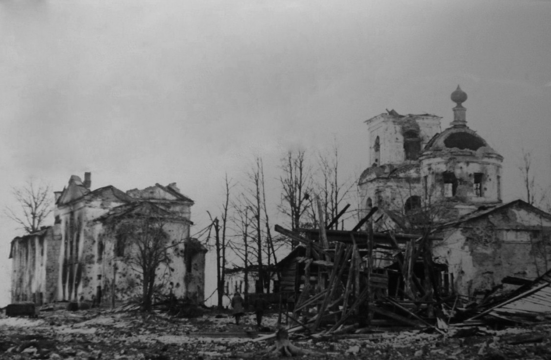 Николо-Беседный мужской монастырь. Церковь Владимирской иконы Божией Матери, Тихвин (Тихвинский район, Ленинградская область). архивная фотография, Церковь слева. Справа - Никольский собор. Фото 1941 г. с аукциона e-bay.de