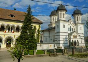 Кэлимэнешть. Собор Петра и Павла