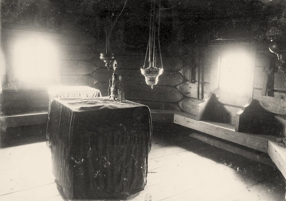 Алтарь придела Петра и Павла с престолом и горним местом. Фото Н.А. Шабунина, 1903-1904 гг. Национальная библиотека Франции., архивная фотография. Церковь Илии Пророка, Юрома (Лешуконский район, Архангельская область)