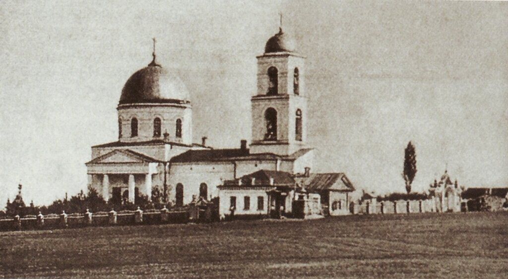 Церковь Воздвижения Креста Господня (старая), Хвалынск (Хвалынский район, Саратовская область). архивная фотография, Общий вид храма. Источник: «История городов России в фотографиях: Хвалынск»