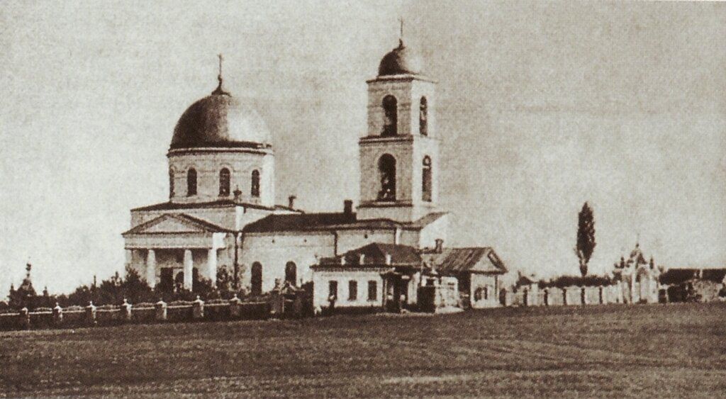 Хвалынск. Церковь Воздвижения Креста Господня (старая). архивная фотография, Общий вид храма. Источник: «История городов России в фотографиях: Хвалынск»