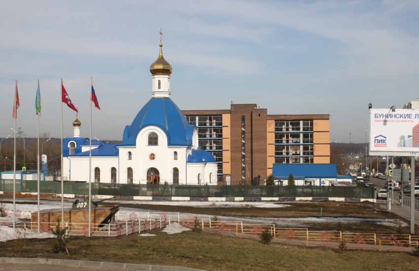 Северное Бутово. Церковь Илии Пророка в Северном Бутове (новая). фасады, Слева мемориал погибшим в межнациональных конфликтах 