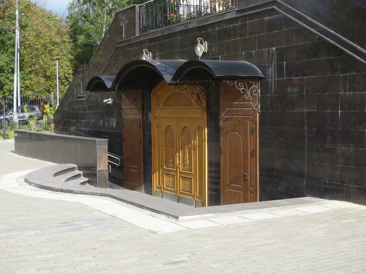 Церковь Кирилла и Мефодия в Ростокине, Ростокино (Северо-Восточный административный округ (СВАО), г. Москва). архитектурные детали, Вход в нижний храм