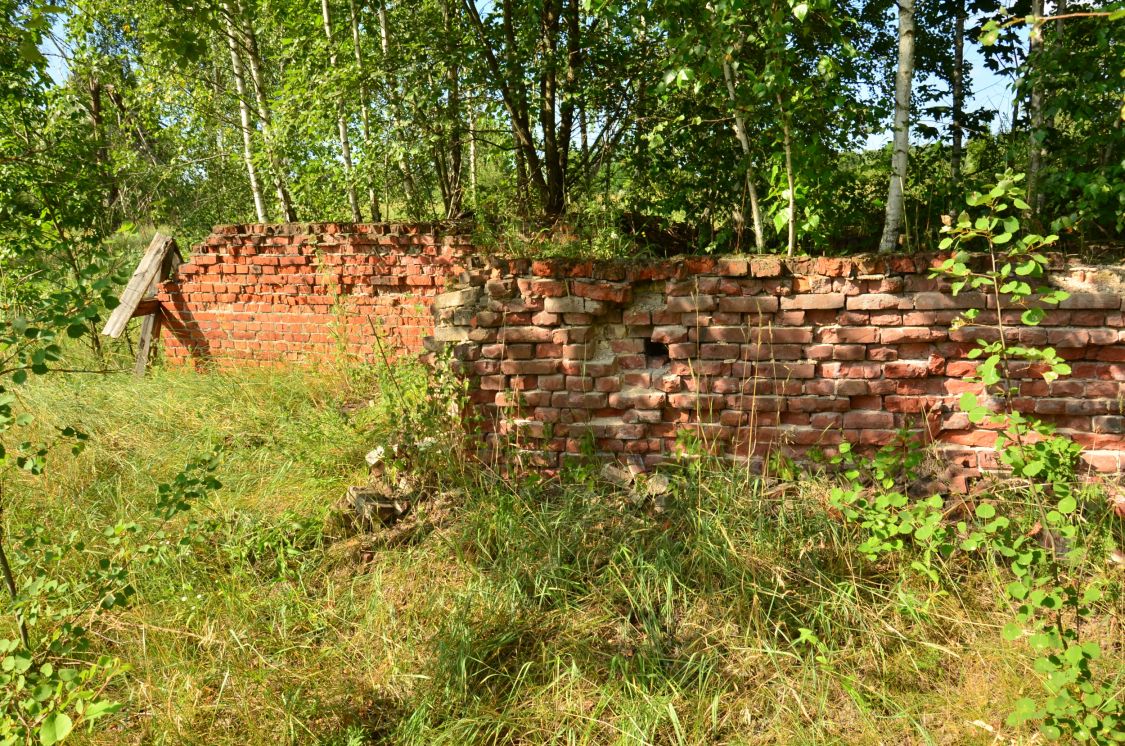 Церковь Петра и Павла, Бровничи (Климовский район, Брянская область). архитектурные детали, Фундамент церкви. Западная  часть