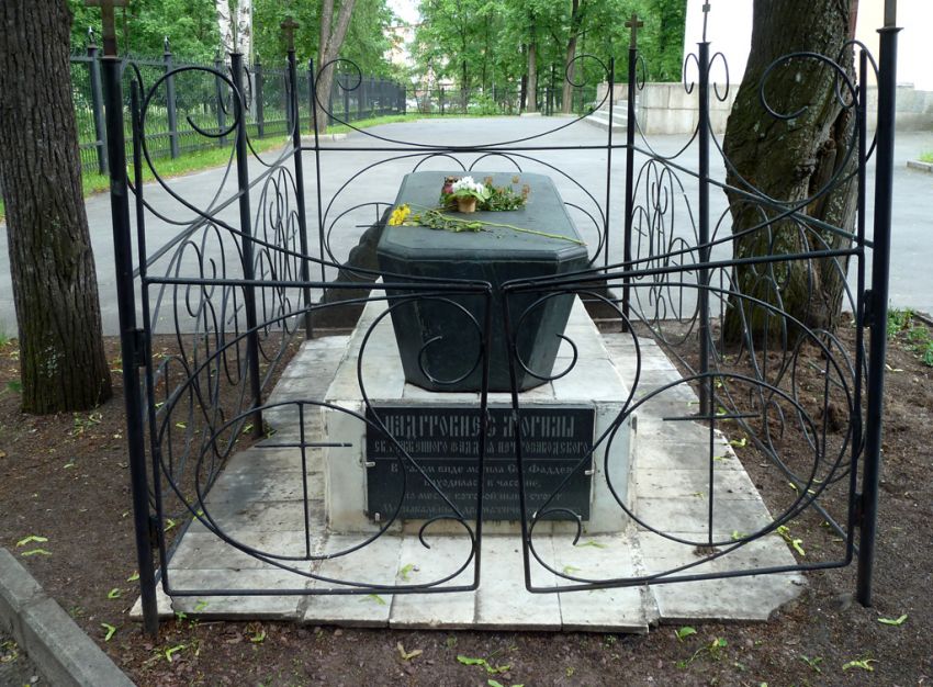 Часовня над могилой блаженного Фаддея, Петрозаводск (Петрозаводск, город, Республика Карелия). дополнительная информация, Надгробие с могилы Св. Блаженного Фаддея Петрозаводского