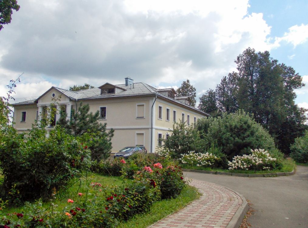 Церковь Покрова Пресвятой Богородицы при Старческом доме Московского Иоанно-Предтеченского женского монастыря, Остров (Ленинский городской округ, Московская область). фасады, Старческий дом с домовой церковью (внешне не выделена)