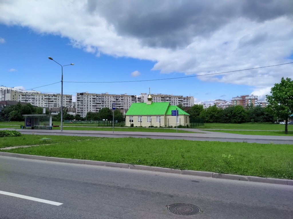 Церковь Спиридона Тримифунтского в Южном Бутове, Южное Бутово (Юго-Западный административный округ (ЮЗАО), г. Москва). общий вид в ландшафте