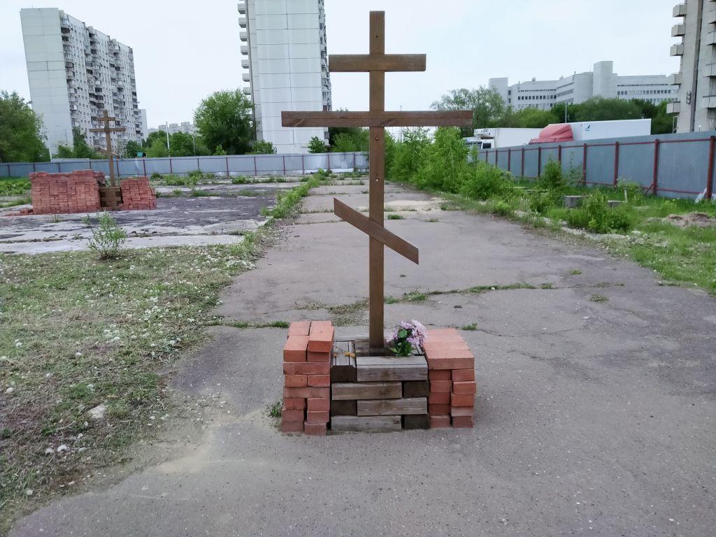 Выхино-Жулебино. Церковь Паисия Святогорца в Выхине (строящаяся). дополнительная информация, поклонный крест в основание храма