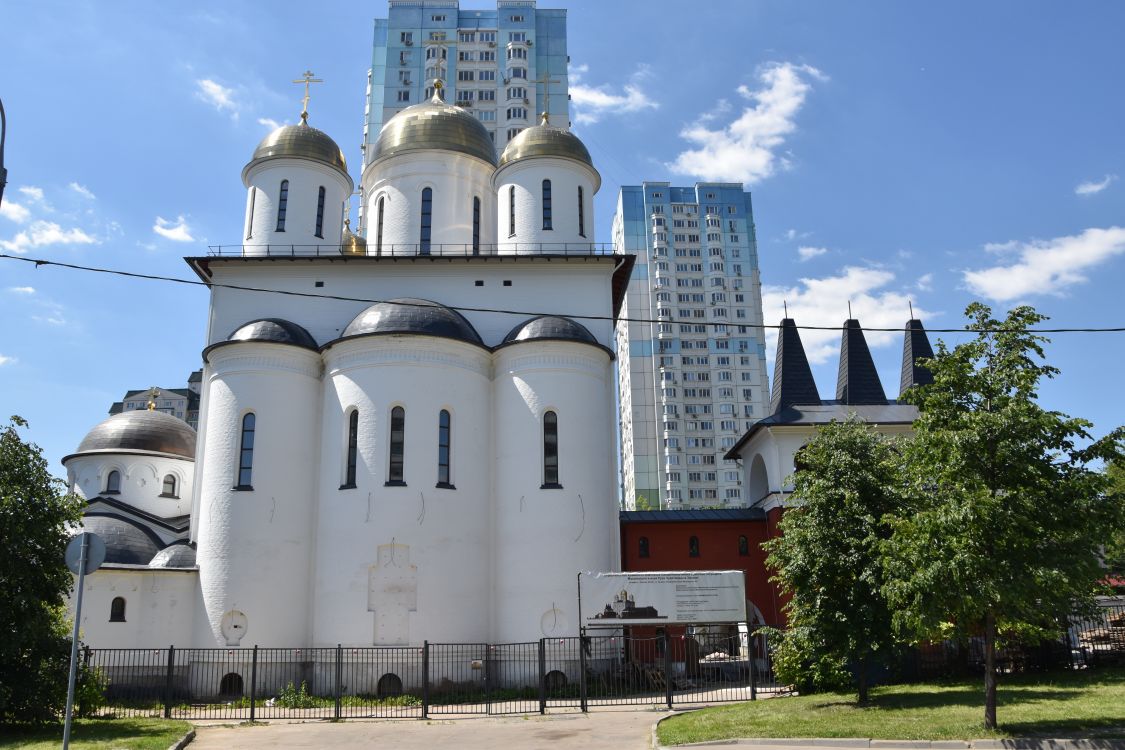 Церковь Ермогена, Патриарха Московского и всея Руси (новая), Зюзино (Юго-Западный административный округ (ЮЗАО), г. Москва). фасады