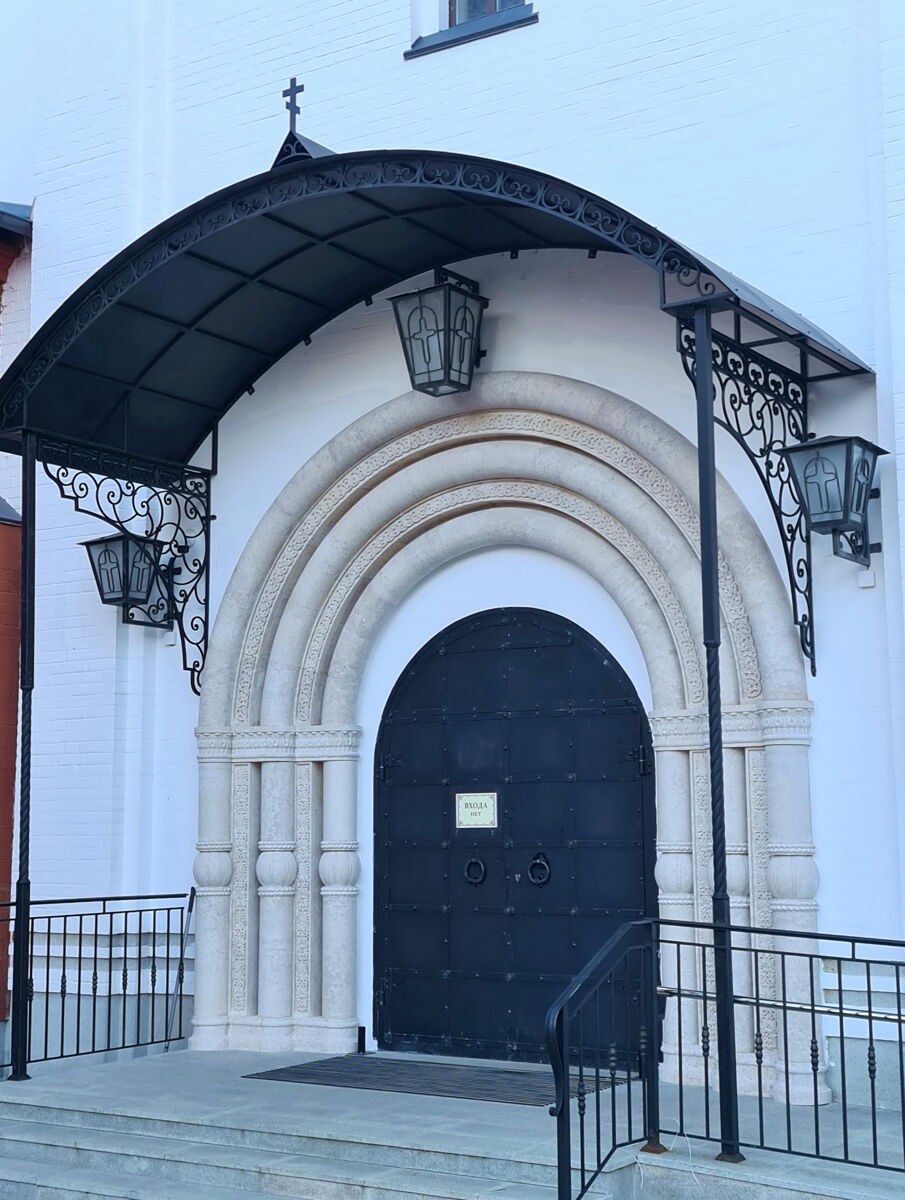 Церковь Ермогена, Патриарха Московского и всея Руси (новая), Зюзино (Юго-Западный административный округ (ЮЗАО), г. Москва). архитектурные детали, Крыльцо северной стороны основного объема