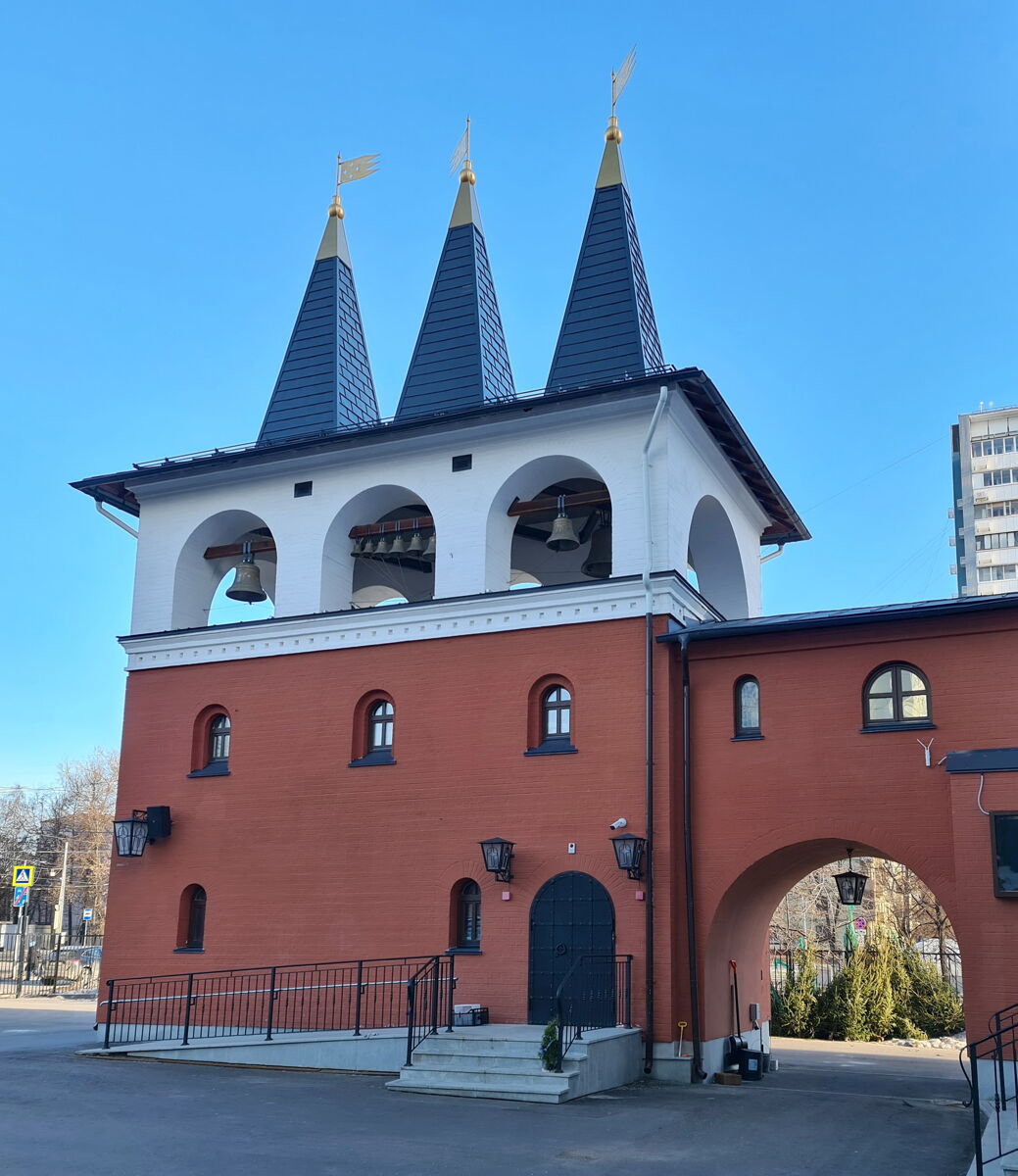 Церковь Ермогена, Патриарха Московского и всея Руси (новая), Зюзино (Юго-Западный административный округ (ЮЗАО), г. Москва). дополнительная информация, Звонница, вид с запада