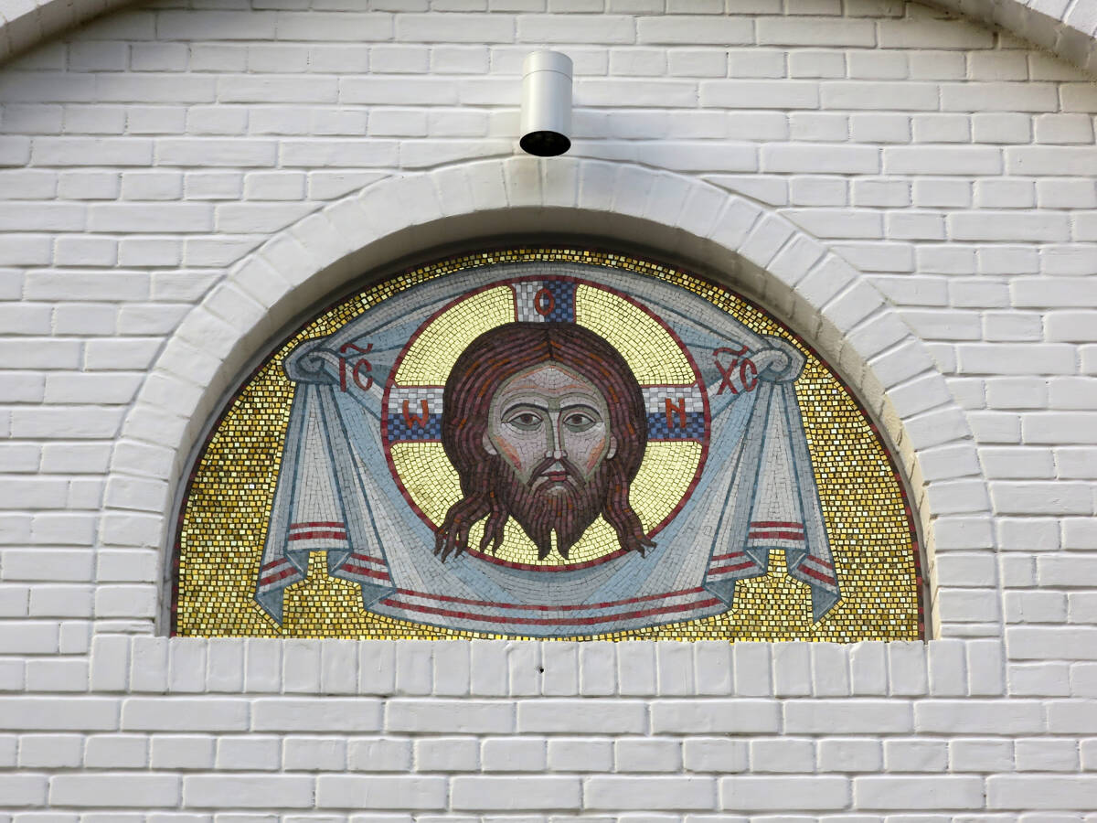 Церковь Ермогена, Патриарха Московского и всея Руси (новая), Зюзино (Юго-Западный административный округ (ЮЗАО), г. Москва). архитектурные детали, Образ Спасителя на южном фасаде храма