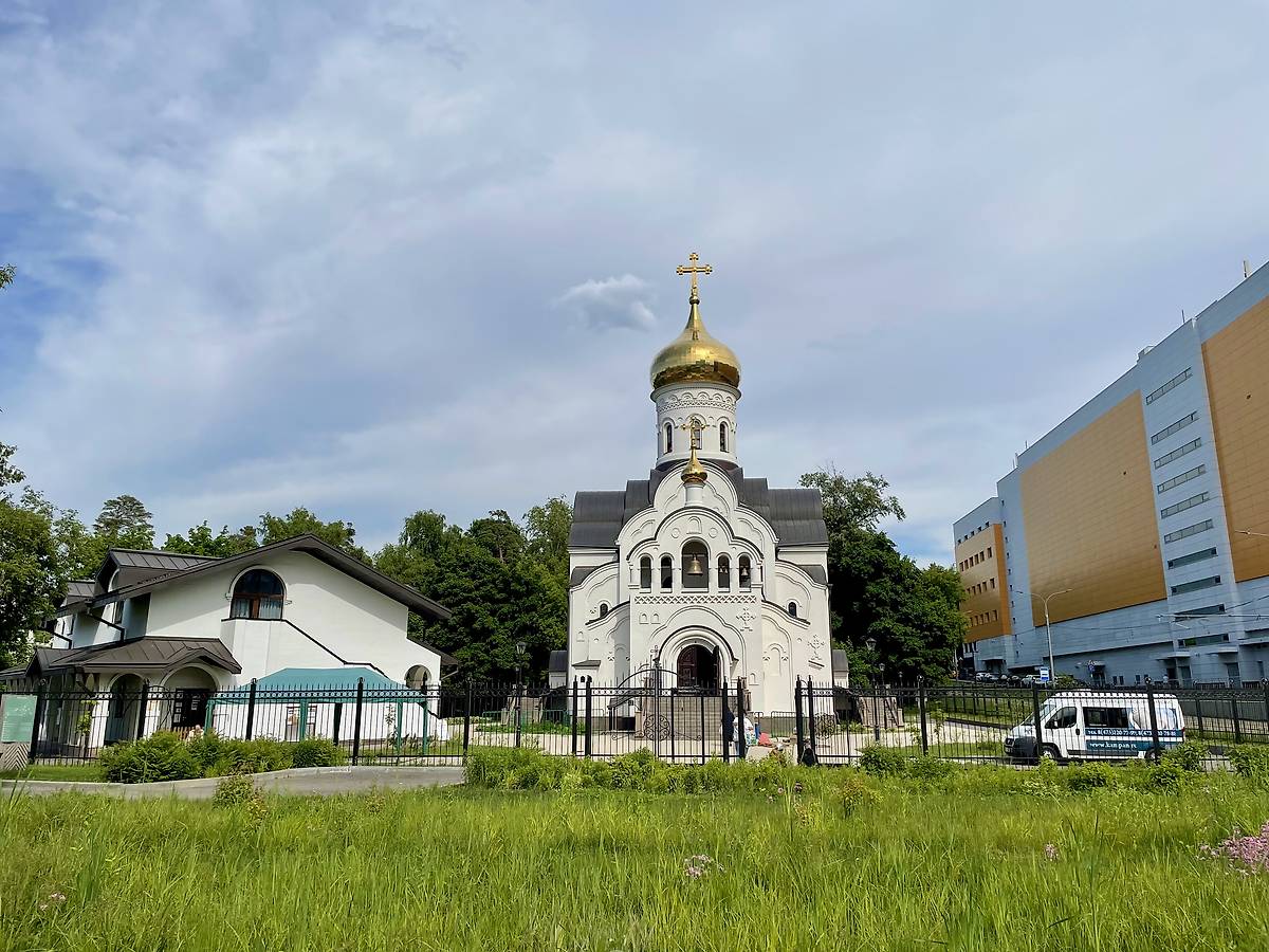 общий вид в ландшафте. Церковь Николая Чудотворца в Щукине, Щукино (Северо-Западный административный округ (СЗАО), г. Москва)