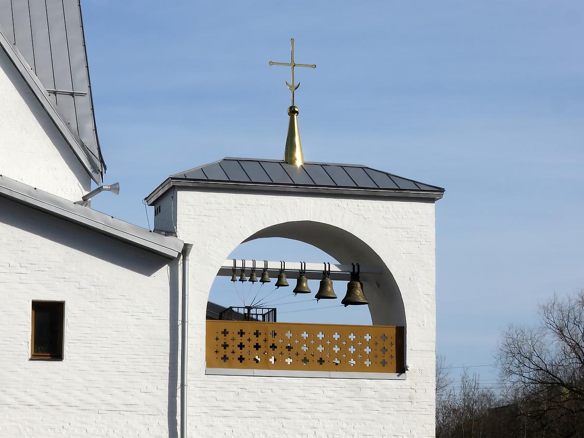 Звонница, архитектурные детали. Церковь Тихона, Патриарха Всероссийского, Северное Тушино (Северо-Западный административный округ (СЗАО), г. Москва)