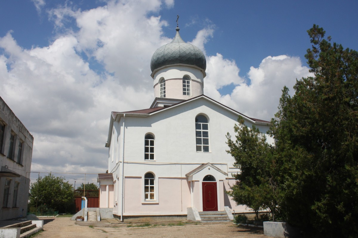 Церковь Иннокентия, епископа Иркутского, Долинка (Сакский район, Республика Крым). фасады