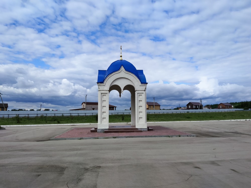 Владимирский скит. Часовня-сень, Дворцы (Дзержинский район, Калужская область). общий вид в ландшафте
