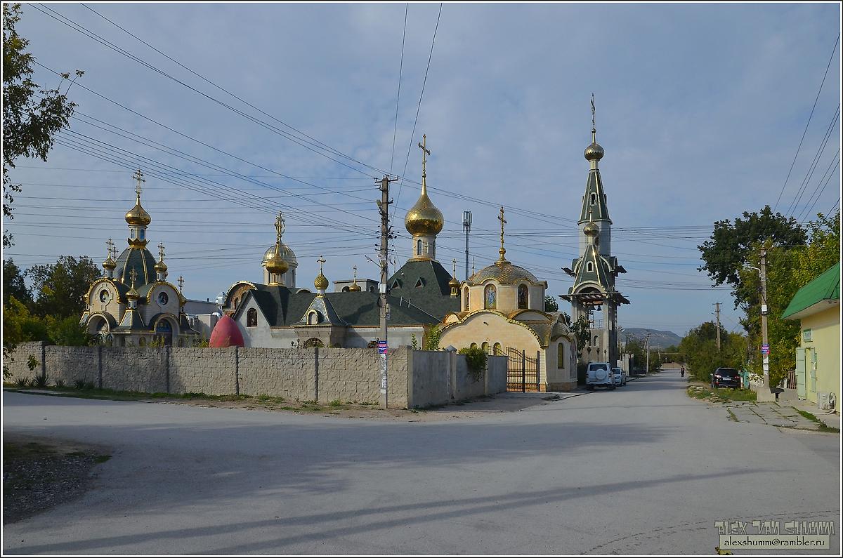 общий вид в ландшафте. Николаевский монастырь, Холмовка (Бахчисарайский район, Республика Крым)
