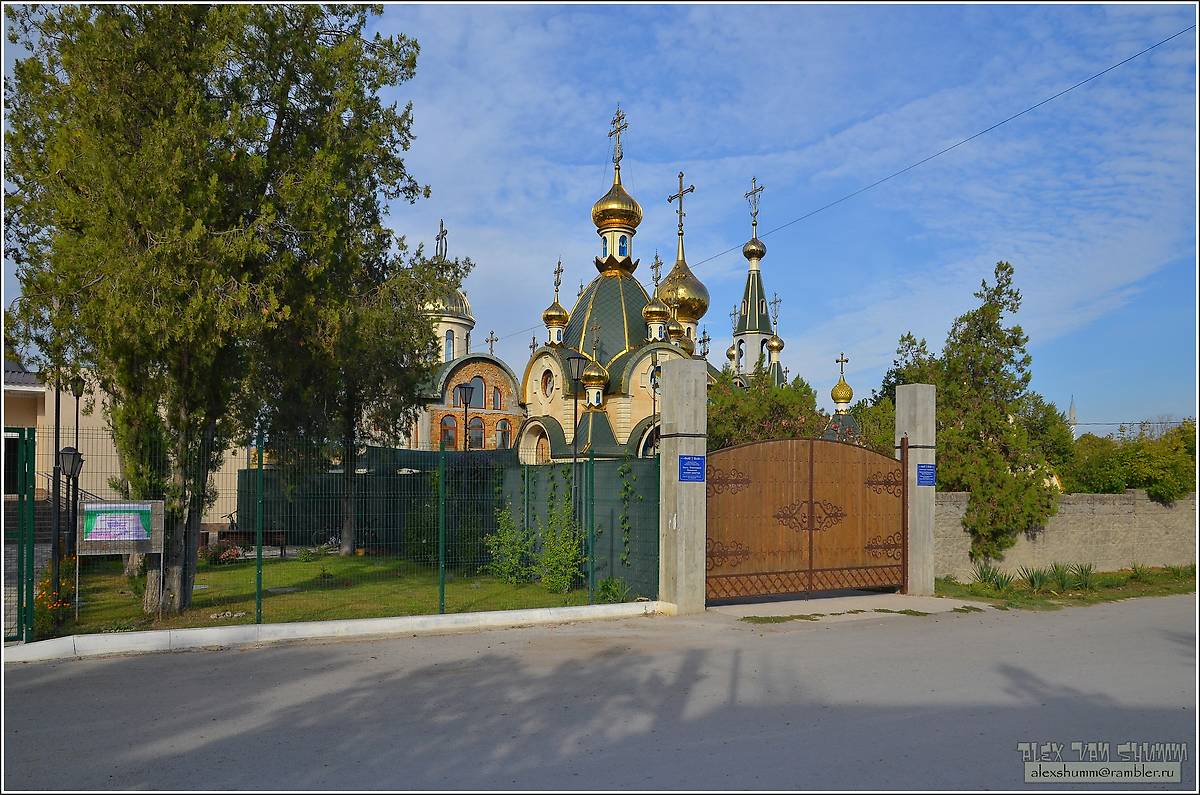 общий вид в ландшафте. Николаевский монастырь, Холмовка (Бахчисарайский район, Республика Крым)