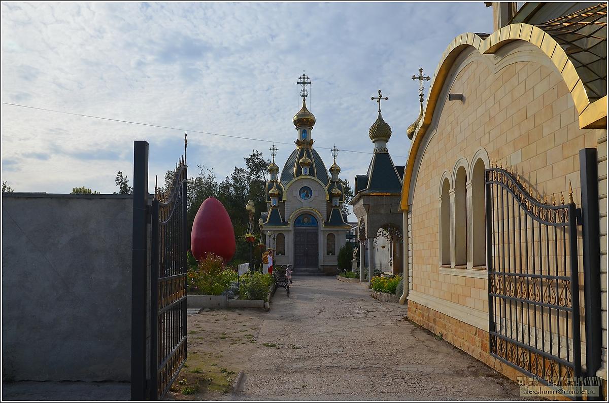 общий вид в ландшафте. Николаевский монастырь, Холмовка (Бахчисарайский район, Республика Крым)