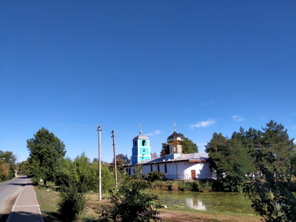 Гвардейское. Церковь Всех Крымских святых. общий вид в ландшафте